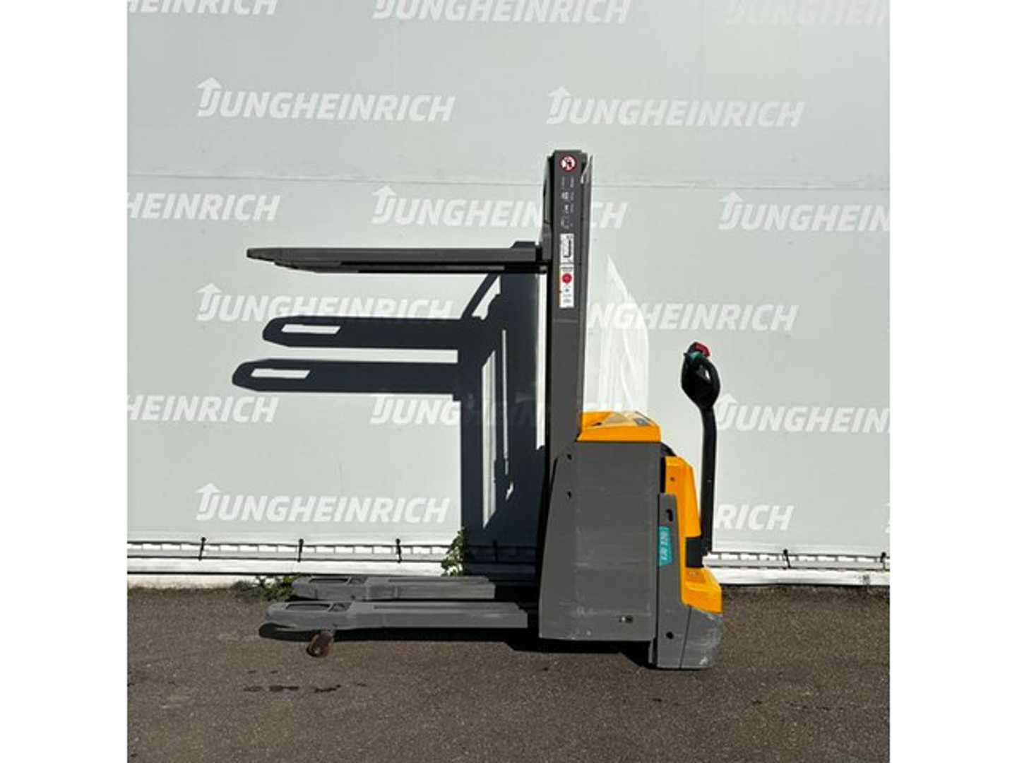 Used Forklift Jungheinrich EJD 120 150 E Balstdakšu krautņotājs ar dīseli (Image 2) Used Forklift Jungheinrich EJD 120 150 E Balstdakšu krautņotājs ar dīseli (Image 2)