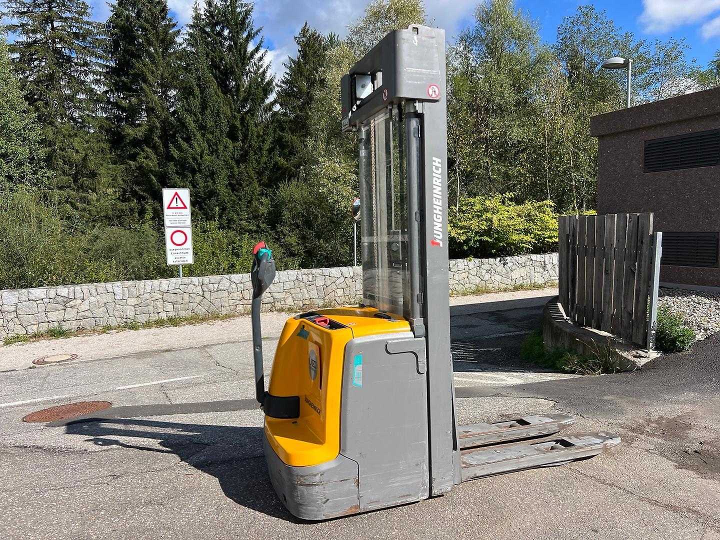 Used Forklift Jungheinrich EJC 220 - 480DZ Balstdakšu krautņotājs ar dīseli (Image 1)