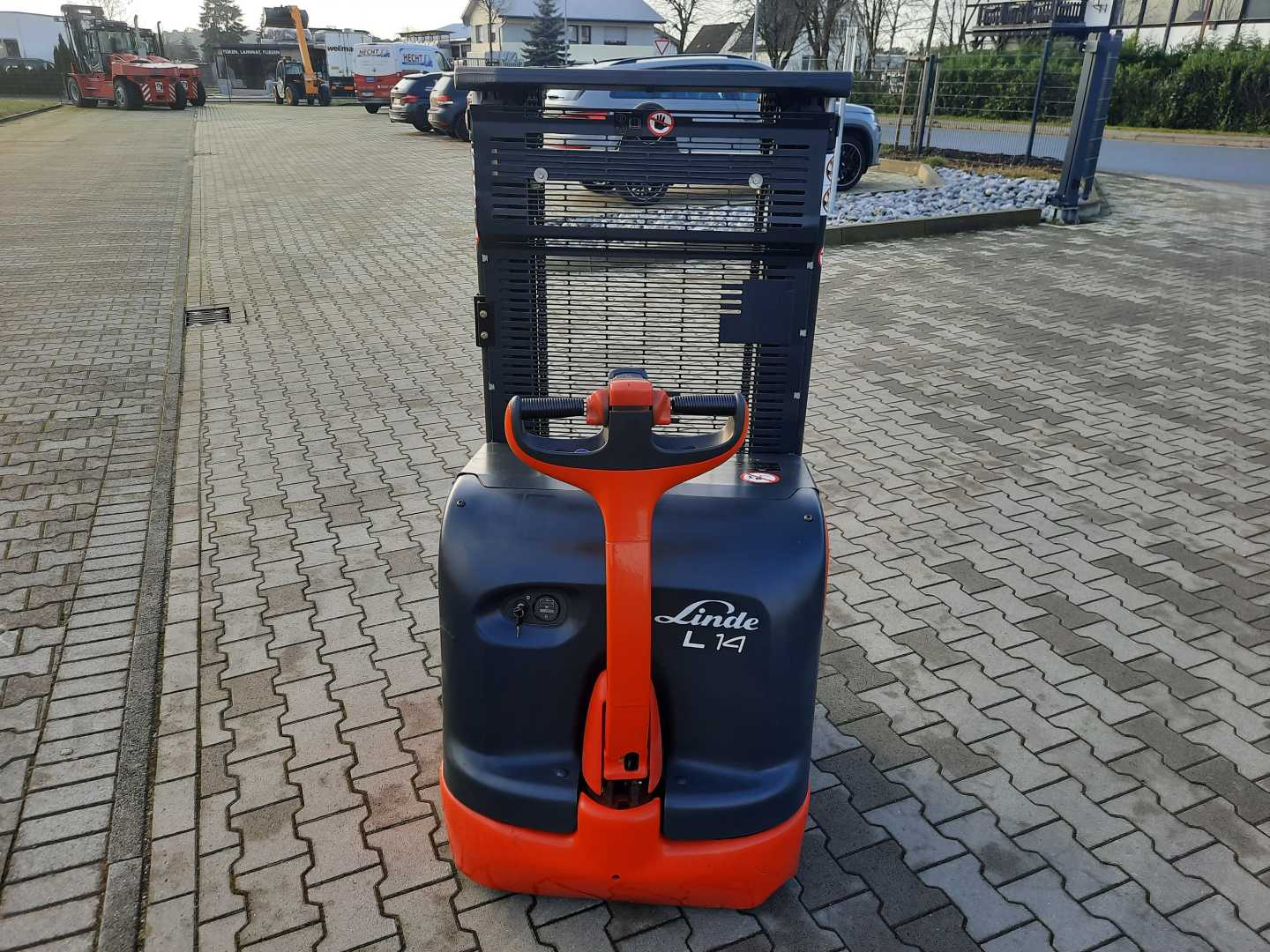 Used Forklift Linde L14 nur 402 Std Batterie 01/22 Balstdakšu krautņotājs ar dīseli (Image 8) Used Forklift Linde L14 nur 402 Std Batterie 01/22 Balstdakšu krautņotājs ar dīseli (Image 8)