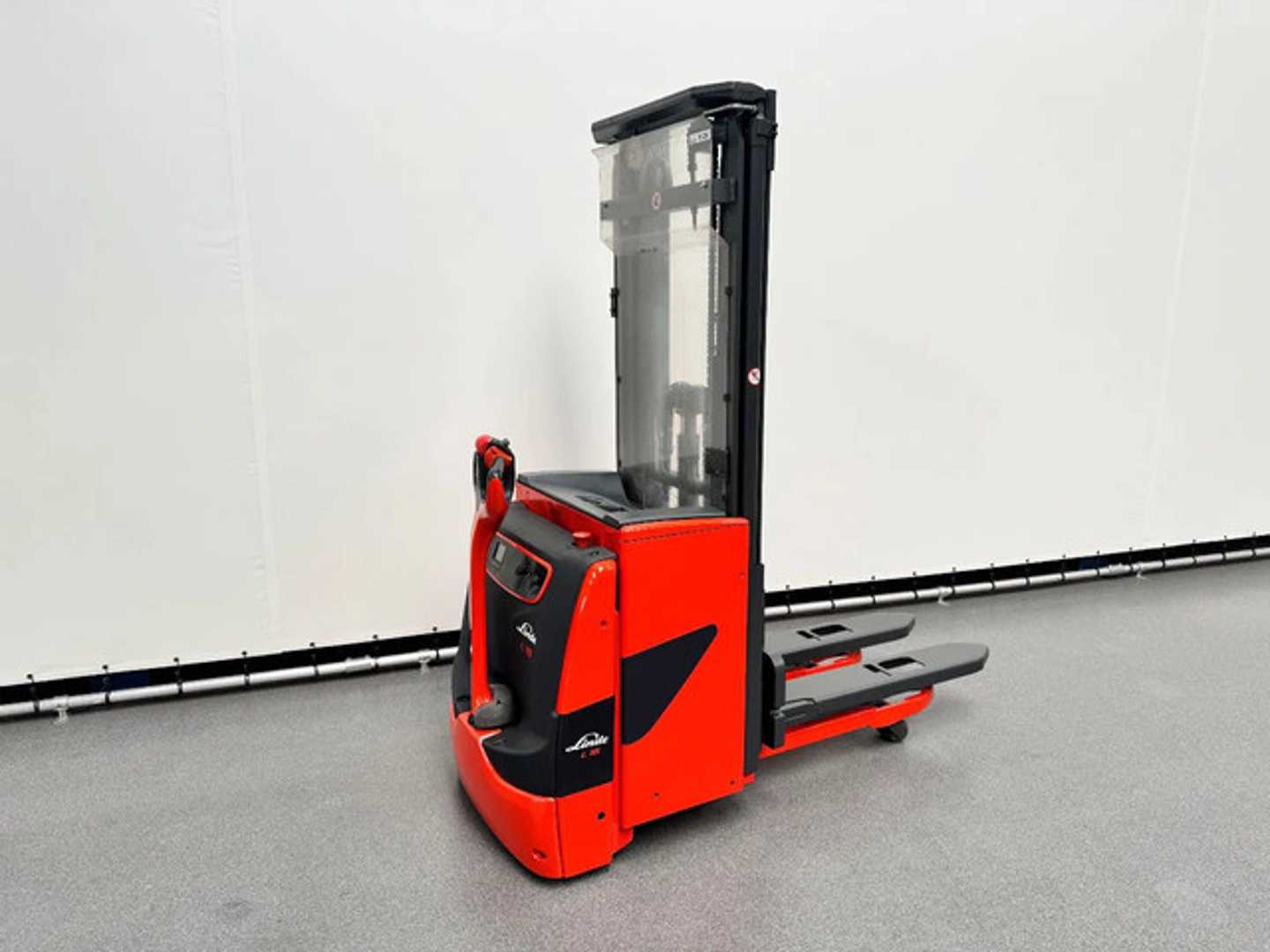 Used Forklift Linde L 16 l Balstdakšu krautņotājs ar dīseli (Image 1) Used Forklift Linde L 16 l Balstdakšu krautņotājs ar dīseli (Image 1)