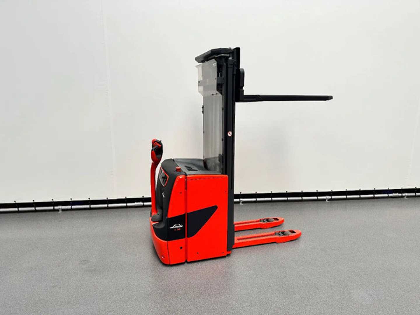 Used Forklift Linde L 16 l Balstdakšu krautņotājs ar dīseli (Image 3) Used Forklift Linde L 16 l Balstdakšu krautņotājs ar dīseli (Image 3)