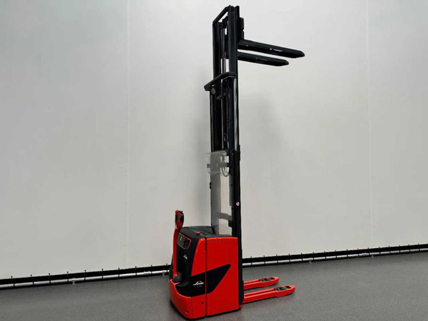 Used Forklift Linde L 16 l Balstdakšu krautņotājs ar dīseli (Image 8) Used Forklift Linde L 16 l Balstdakšu krautņotājs ar dīseli (Image 8)