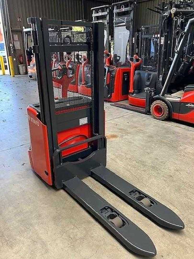 Used Forklift Linde L12i Balstdakšu krautņotājs ar dīseli (Image 2) Used Forklift Linde L12i Balstdakšu krautņotājs ar dīseli (Image 2)