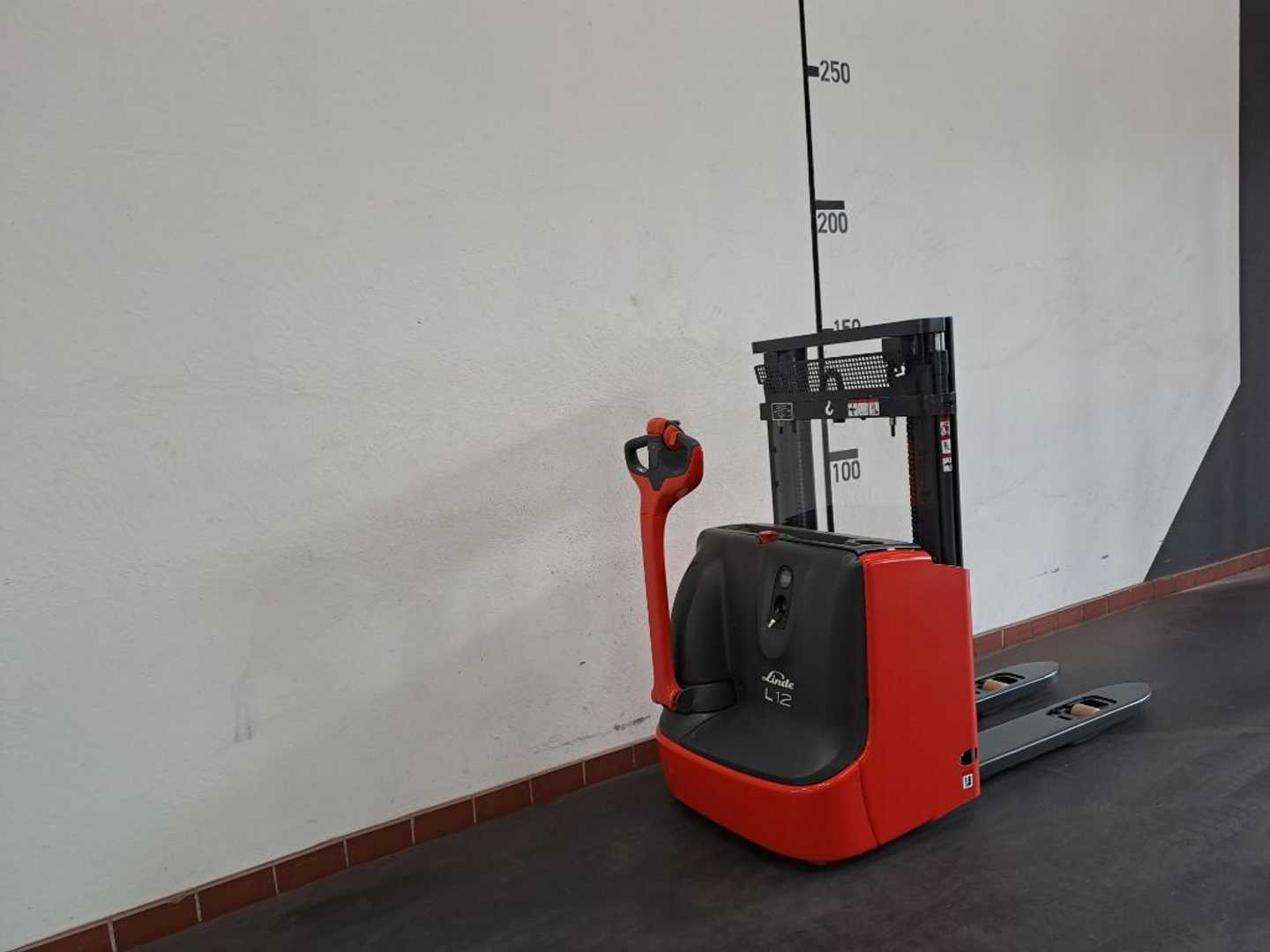 Used Forklift Linde L12 i Balstdakšu krautņotājs ar dīseli (Image 2) Used Forklift Linde L12 i Balstdakšu krautņotājs ar dīseli (Image 2)