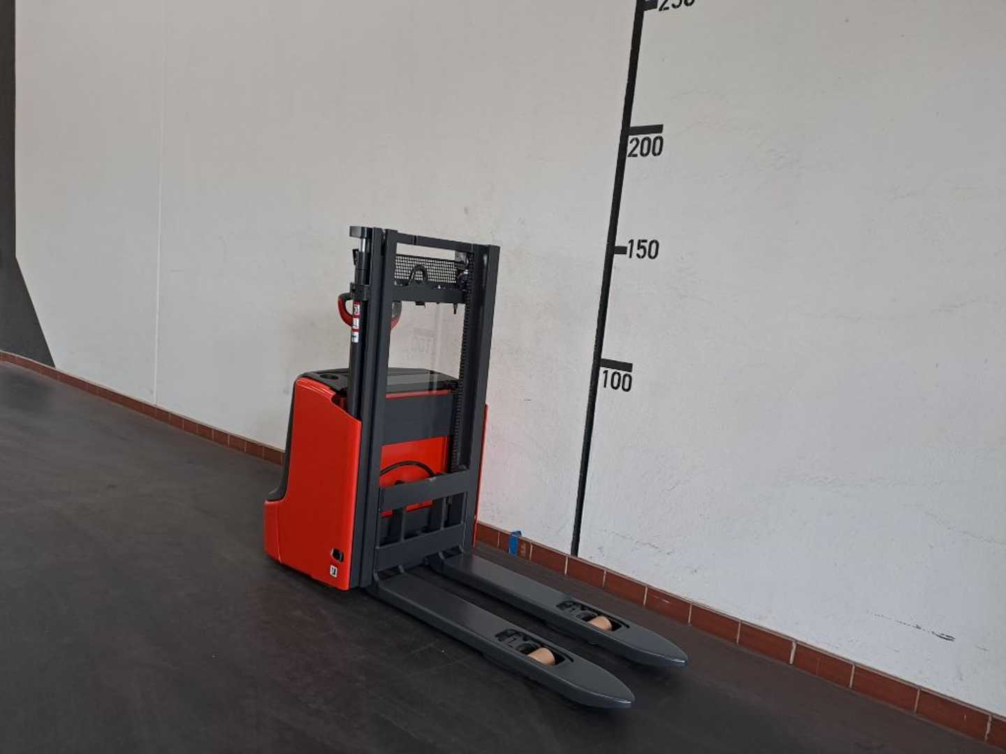 Used Forklift Linde L12 i Balstdakšu krautņotājs ar dīseli (Image 3) Used Forklift Linde L12 i Balstdakšu krautņotājs ar dīseli (Image 3)