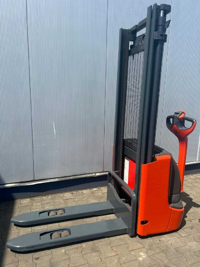Used Forklift Linde L12 Balstdakšu krautņotājs ar dīseli (Image 1) Used Forklift Linde L12 Balstdakšu krautņotājs ar dīseli (Image 1)