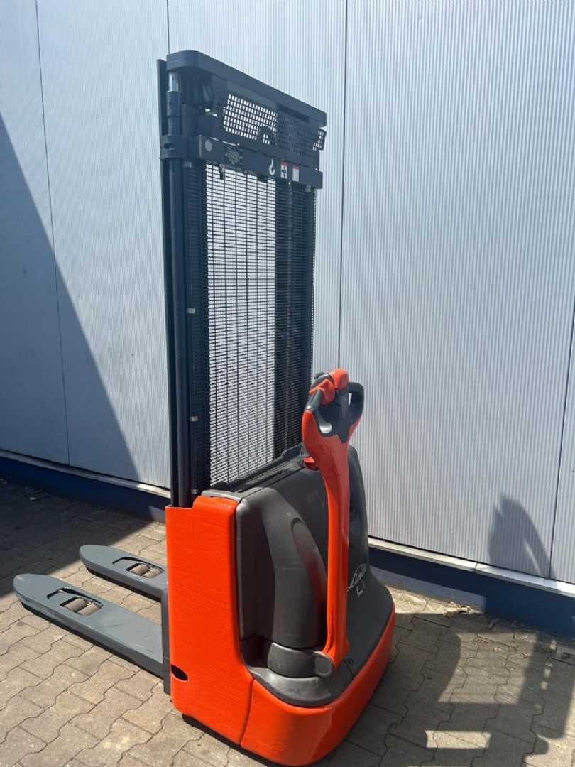 Used Forklift Linde L12 Balstdakšu krautņotājs ar dīseli (Image 2) Used Forklift Linde L12 Balstdakšu krautņotājs ar dīseli (Image 2)