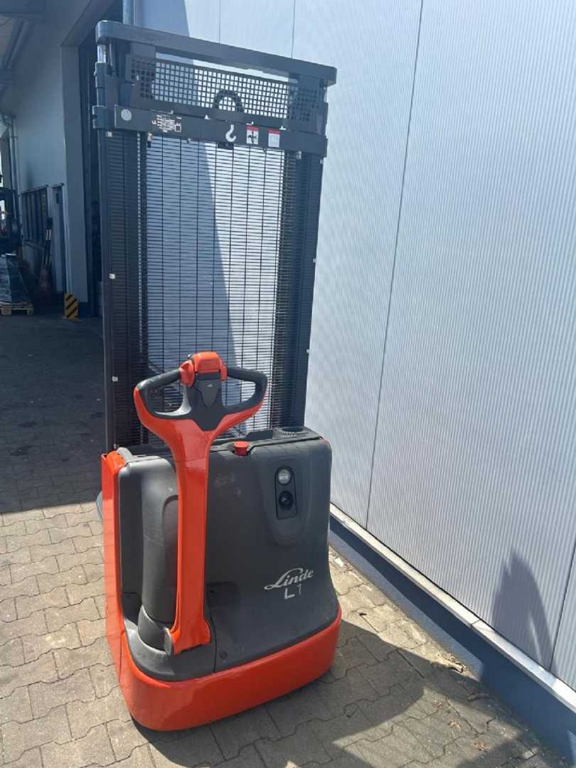 Used Forklift Linde L12 Balstdakšu krautņotājs ar dīseli (Image 3) Used Forklift Linde L12 Balstdakšu krautņotājs ar dīseli (Image 3)