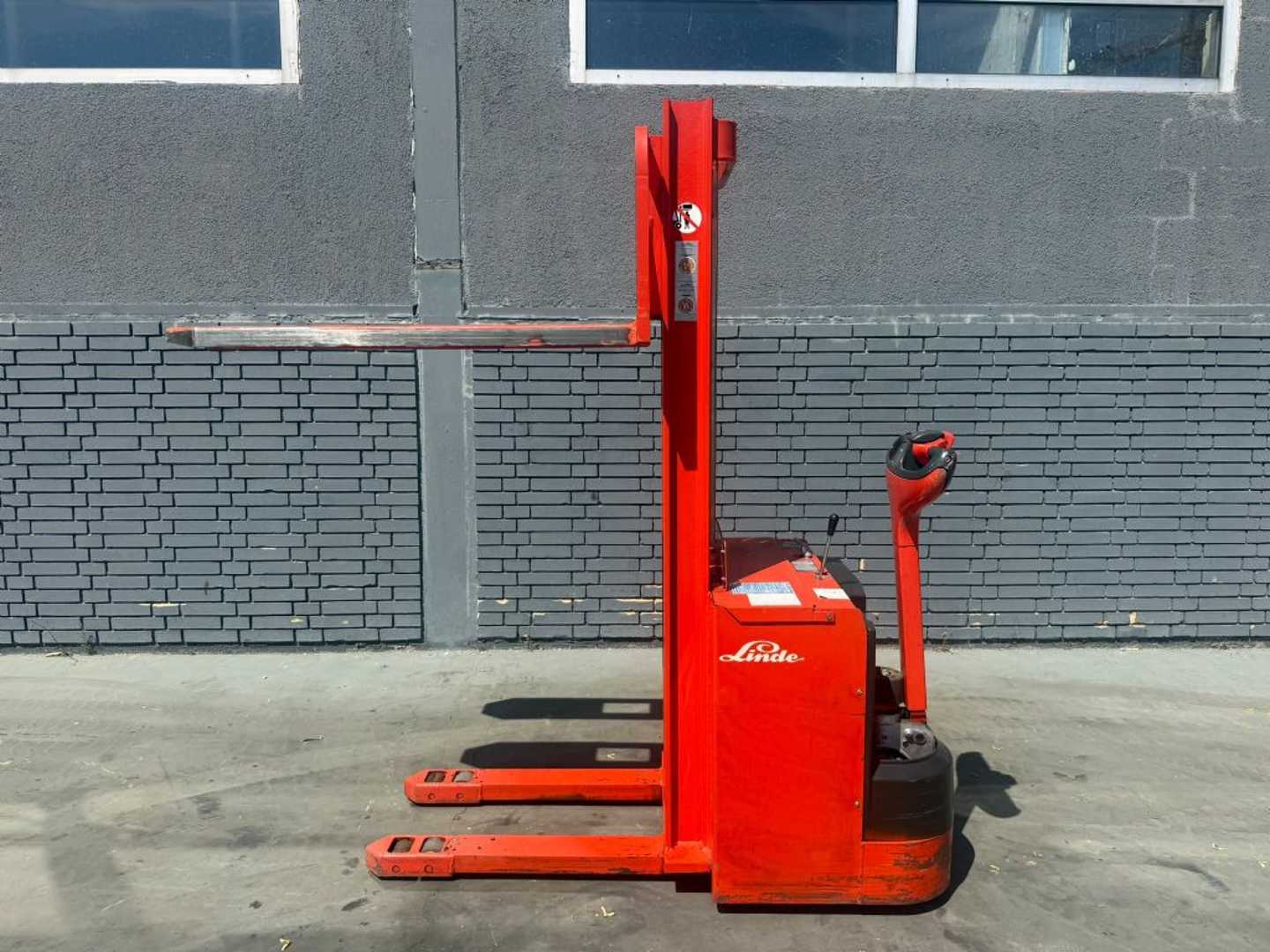 Used Forklift Linde L 12 Baujahr 1995 Akku 2005 Ladegerät Integriert Balstdakšu krautņotājs ar dīseli (Image 3) Used Forklift Linde L 12 Baujahr 1995 Akku 2005 Ladegerät Integriert Balstdakšu krautņotājs ar dīseli (Image 3)