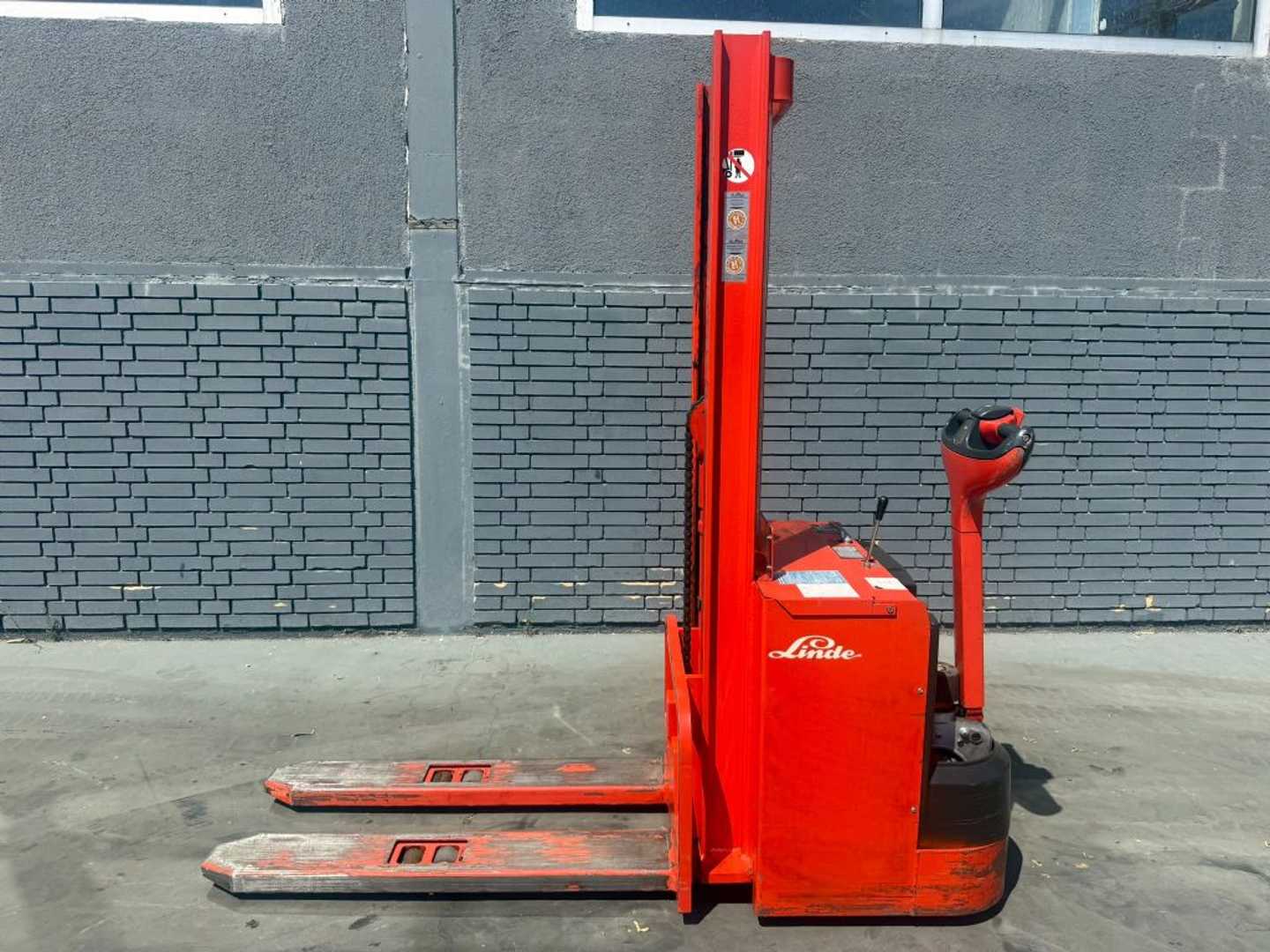 Used Forklift Linde L 12 Baujahr 1995 Akku 2005 Ladegerät Integriert Balstdakšu krautņotājs ar dīseli (Image 4) Used Forklift Linde L 12 Baujahr 1995 Akku 2005 Ladegerät Integriert Balstdakšu krautņotājs ar dīseli (Image 4)