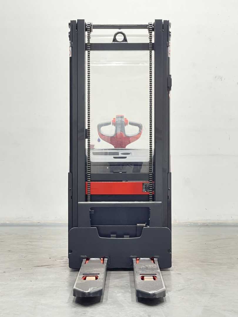 Used Forklift Linde L14-1173 Balstdakšu krautņotājs ar dīseli (Image 5) Used Forklift Linde L14-1173 Balstdakšu krautņotājs ar dīseli (Image 5)