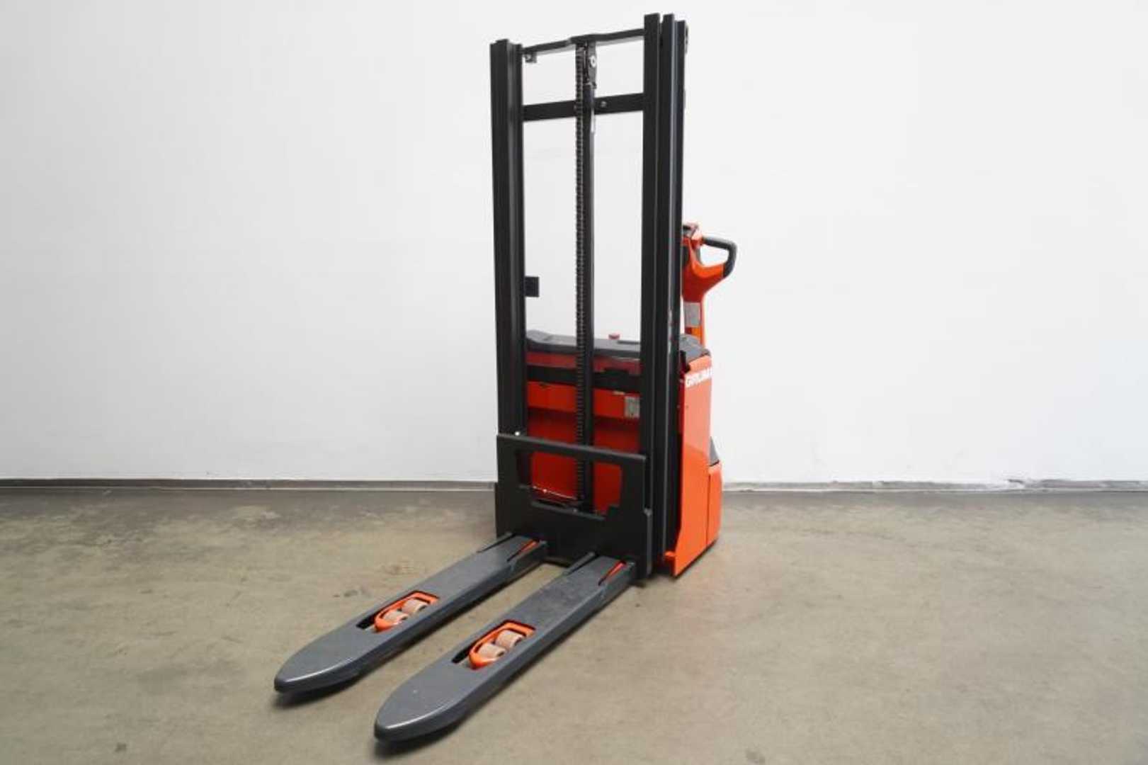 Used Forklift Linde L 12 B 4596-00 Balstdakšu krautņotājs ar dīseli (Image 3)