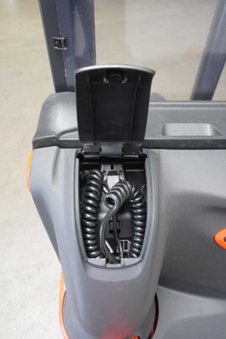 Used Forklift Linde L 12 B 4596-00 Balstdakšu krautņotājs ar dīseli (Image 6)