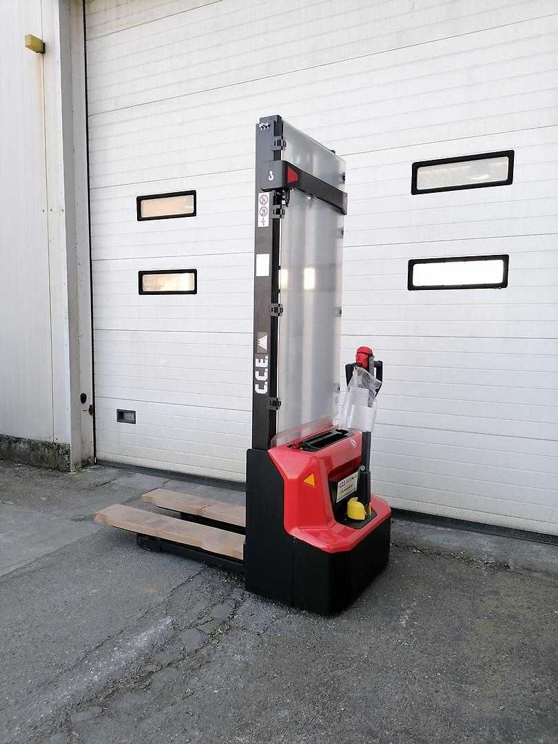 Used Forklift Noblelift PSE12B Balstdakšu krautņotājs ar dīseli (Image 3) Used Forklift Noblelift PSE12B Balstdakšu krautņotājs ar dīseli (Image 3)