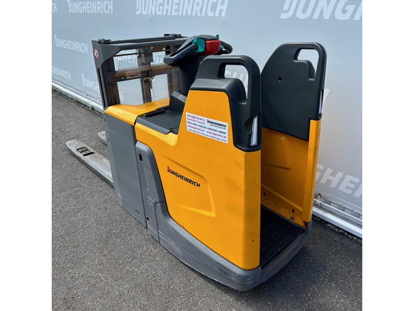Used Forklift Jungheinrich ERD 220 1660 ZT 1400mm Balstdakšu krautņotājs (manuāla/ elektriska pacelšana) (Image 2) Used Forklift Jungheinrich ERD 220 1660 ZT 1400mm Balstdakšu krautņotājs (manuāla/ elektriska pacelšana) (Image 2)