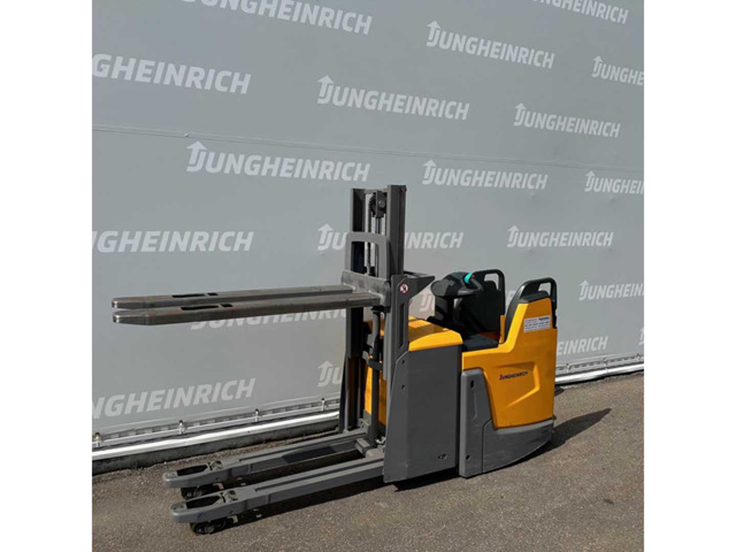 Used Forklift Jungheinrich ERD 220 1660 ZT 1400mm Balstdakšu krautņotājs (manuāla/ elektriska pacelšana) (Image 3) Used Forklift Jungheinrich ERD 220 1660 ZT 1400mm Balstdakšu krautņotājs (manuāla/ elektriska pacelšana) (Image 3)