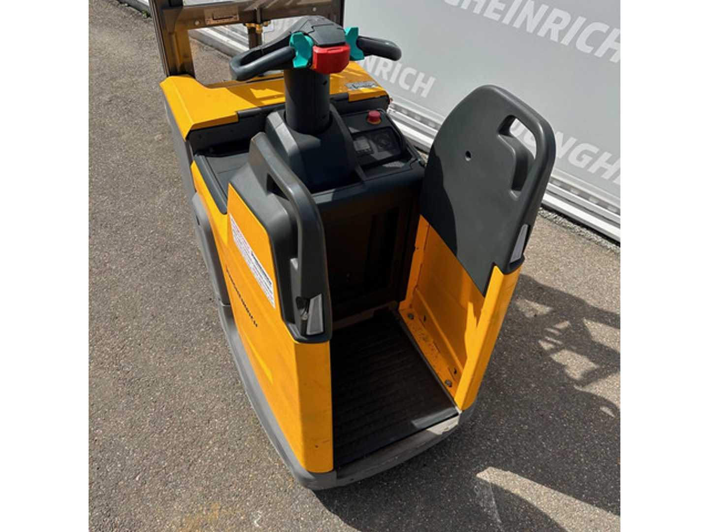 Used Forklift Jungheinrich ERD 220 1660 ZT 1400mm Balstdakšu krautņotājs (manuāla/ elektriska pacelšana) (Image 4) Used Forklift Jungheinrich ERD 220 1660 ZT 1400mm Balstdakšu krautņotājs (manuāla/ elektriska pacelšana) (Image 4)