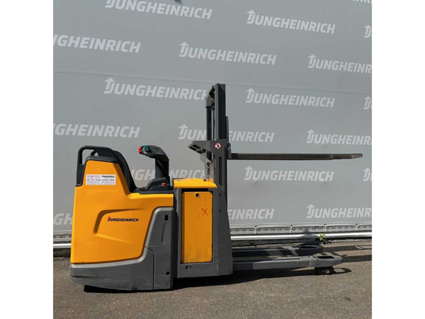 Used Forklift Jungheinrich ERD 220 1660 ZT 1400mm Balstdakšu krautņotājs (manuāla/ elektriska pacelšana) (Image 8) Used Forklift Jungheinrich ERD 220 1660 ZT 1400mm Balstdakšu krautņotājs (manuāla/ elektriska pacelšana) (Image 8)