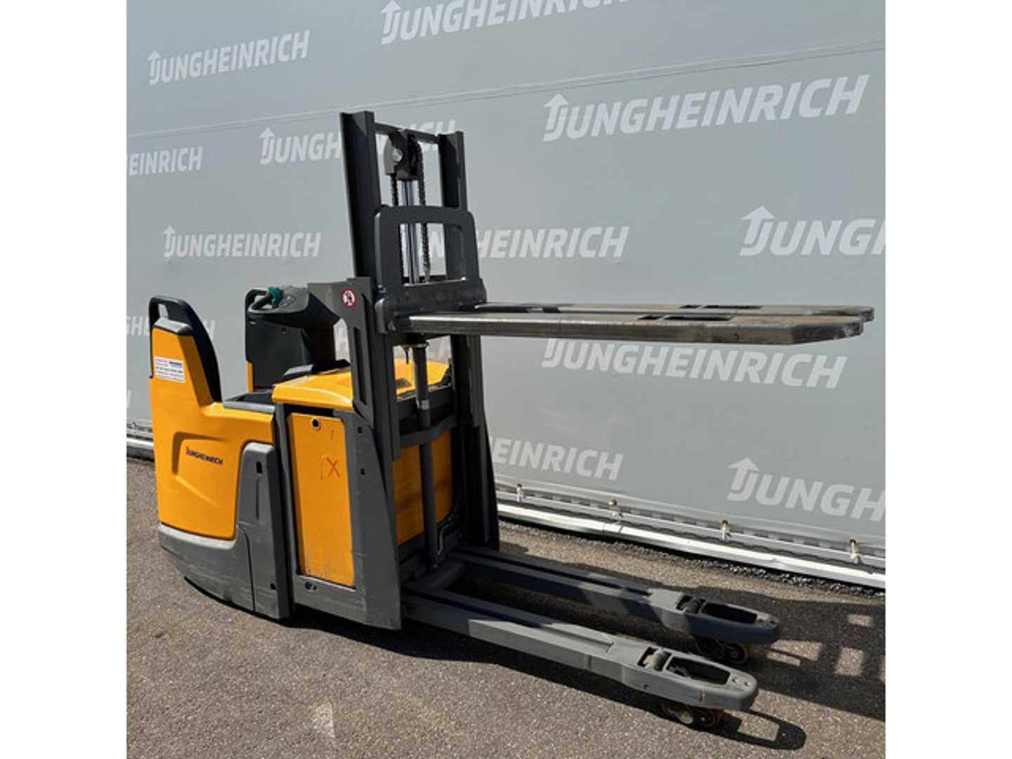 Used Forklift Jungheinrich ERD 220 1660 ZT 1400mm Balstdakšu krautņotājs (manuāla/ elektriska pacelšana) (Image 10) Used Forklift Jungheinrich ERD 220 1660 ZT 1400mm Balstdakšu krautņotājs (manuāla/ elektriska pacelšana) (Image 10)