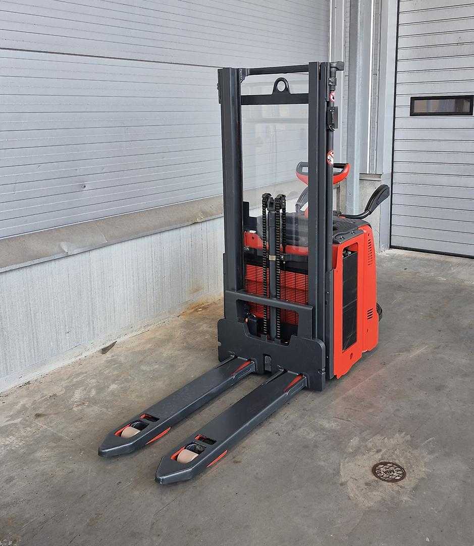 Used Forklift Linde L12L AP - 133 Balstdakšu krautņotājs (manuāla/ elektriska pacelšana) (Image 3) Used Forklift Linde L12L AP - 133 Balstdakšu krautņotājs (manuāla/ elektriska pacelšana) (Image 3)