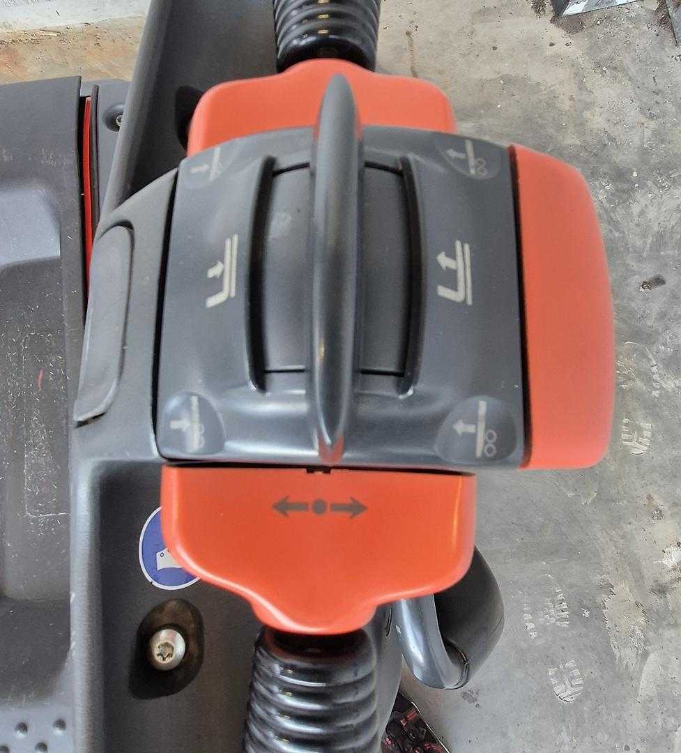 Used Forklift Linde L12L AP - 133 Balstdakšu krautņotājs (manuāla/ elektriska pacelšana) (Image 4) Used Forklift Linde L12L AP - 133 Balstdakšu krautņotājs (manuāla/ elektriska pacelšana) (Image 4)