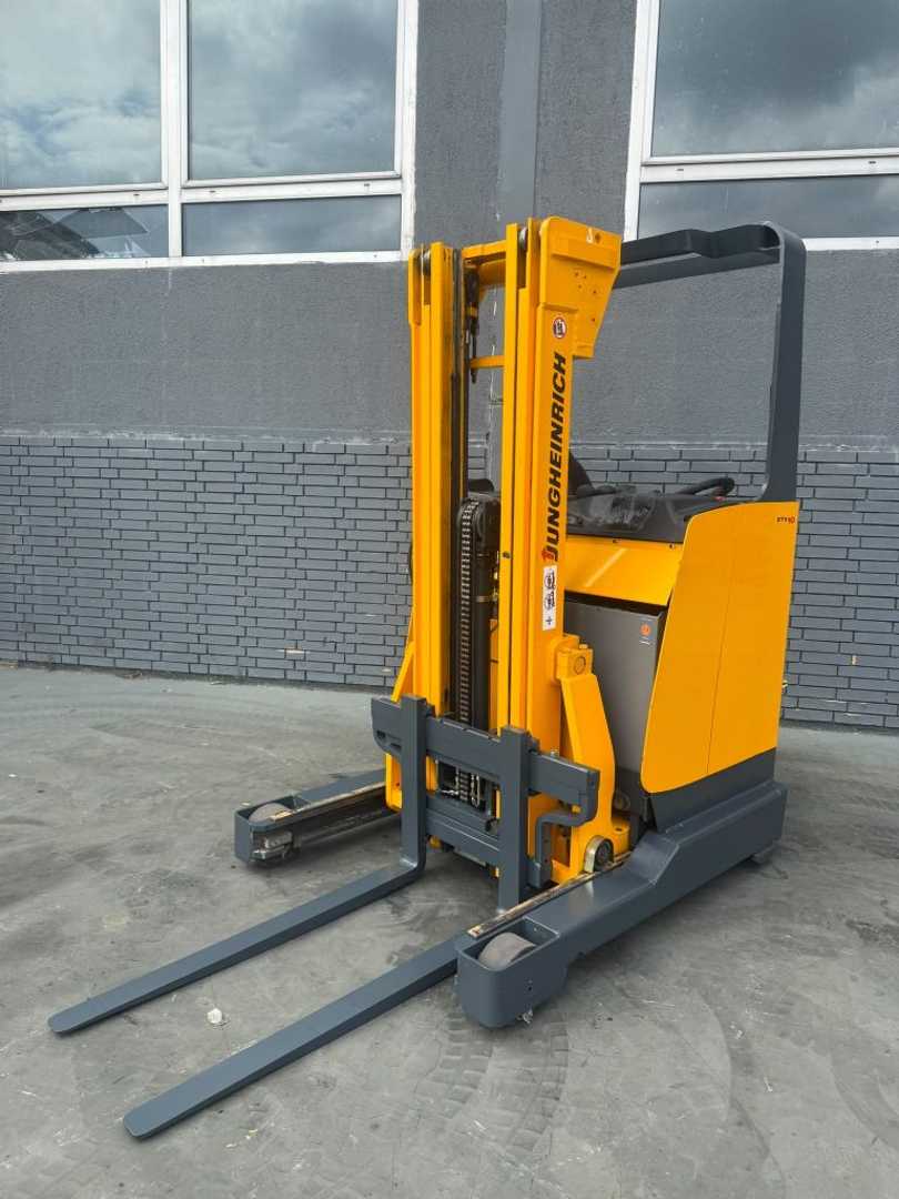 Used Forklift Jungheinrich ETV 10 Baujahr 1998 / Stunden 13582 Akku 2016 Bīdmasta iekrāvējs (Image 1) Used Forklift Jungheinrich ETV 10 Baujahr 1998 / Stunden 13582 Akku 2016 Bīdmasta iekrāvējs (Image 1)