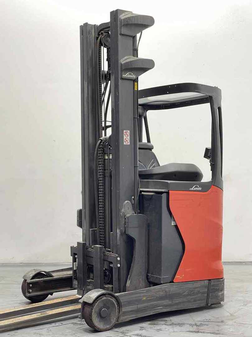 Used Forklift Linde R10B-01-1120 Bīdmasta iekrāvējs (Image 2) Used Forklift Linde R10B-01-1120 Bīdmasta iekrāvējs (Image 2)