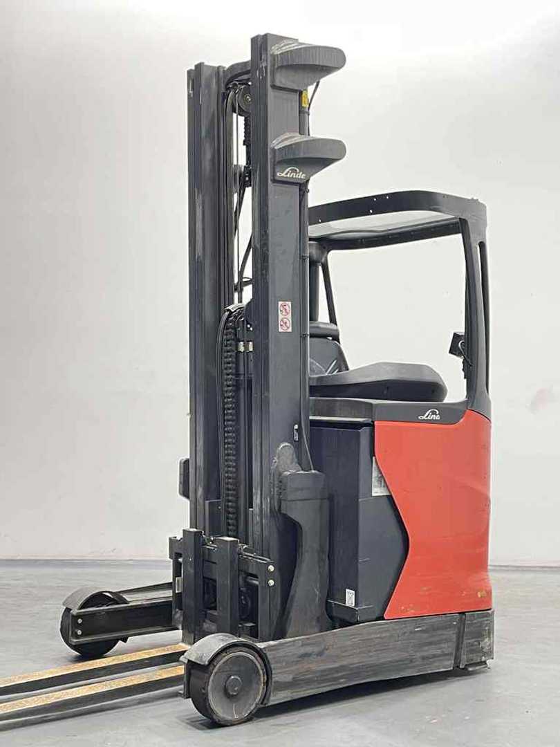 Used Forklift Linde R10B-01-1120 Bīdmasta iekrāvējs (Image 2) Used Forklift Linde R10B-01-1120 Bīdmasta iekrāvējs (Image 2)