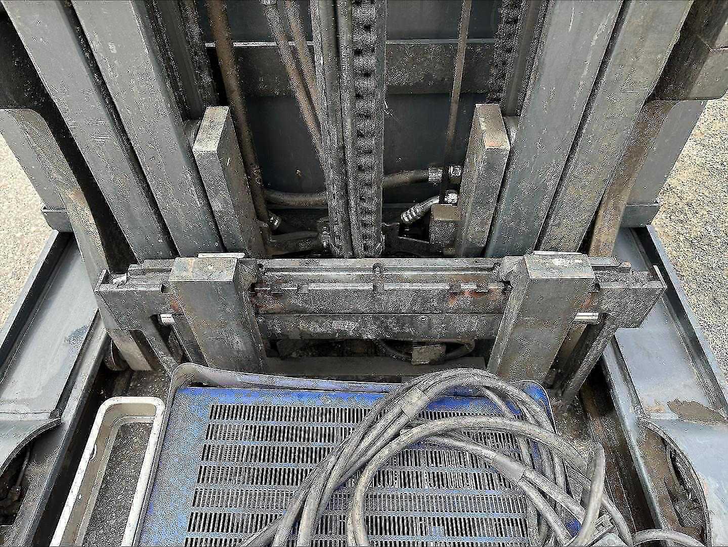 Used Forklift Linde R12B-01 - 446DZ Bīdmasta iekrāvējs (Image 6) Used Forklift Linde R12B-01 - 446DZ Bīdmasta iekrāvējs (Image 6)