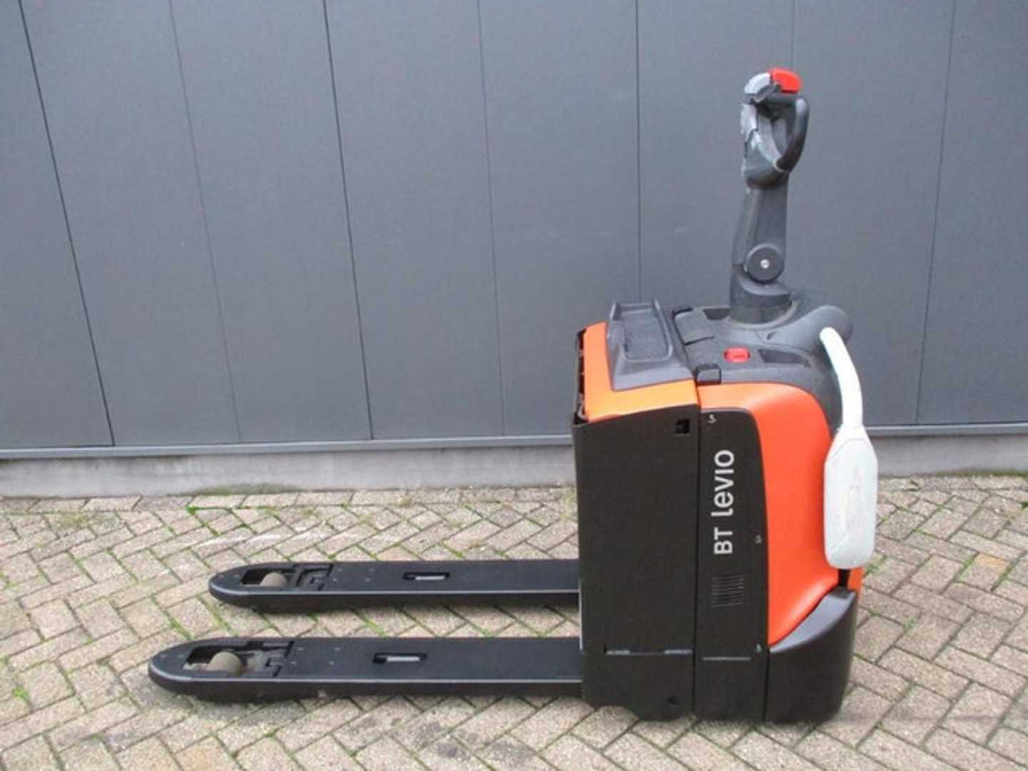 Used Forklift BT LPE200 Gājēju krautņotāja vadītāja stāvplatforma (vai līdzbraucēja platforma) (Image 1)