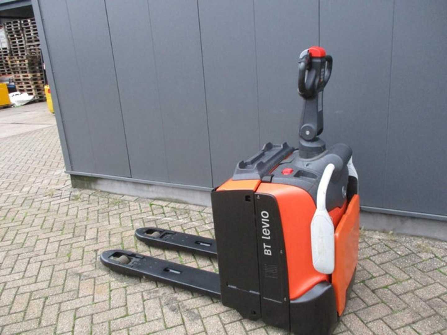 Used Forklift BT LPE200 Gājēju krautņotāja vadītāja stāvplatforma (vai līdzbraucēja platforma) (Image 3)