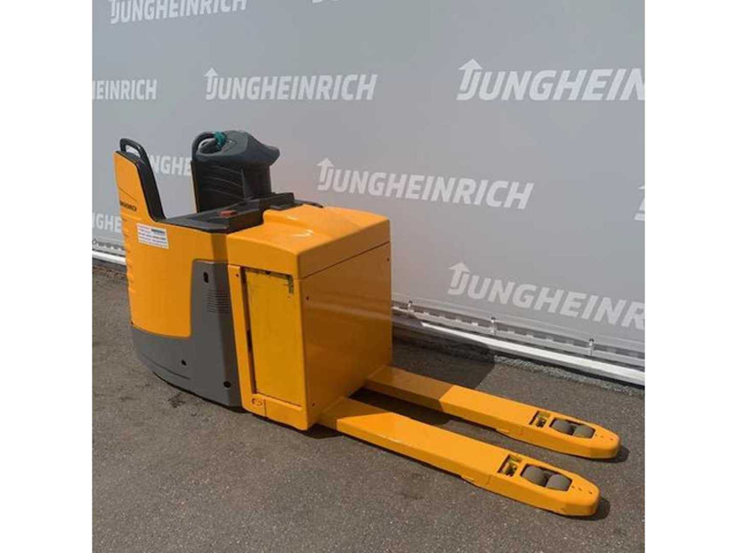 Used Forklift Jungheinrich ERE 225 Comfort Gājēju krautņotāja vadītāja stāvplatforma (vai līdzbraucēja platforma) (Image 1) Used Forklift Jungheinrich ERE 225 Comfort Gājēju krautņotāja vadītāja stāvplatforma (vai līdzbraucēja platforma) (Image 1)
