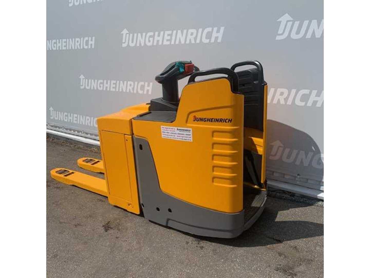 Used Forklift Jungheinrich ERE 225 Comfort Gājēju krautņotāja vadītāja stāvplatforma (vai līdzbraucēja platforma) (Image 2) Used Forklift Jungheinrich ERE 225 Comfort Gājēju krautņotāja vadītāja stāvplatforma (vai līdzbraucēja platforma) (Image 2)