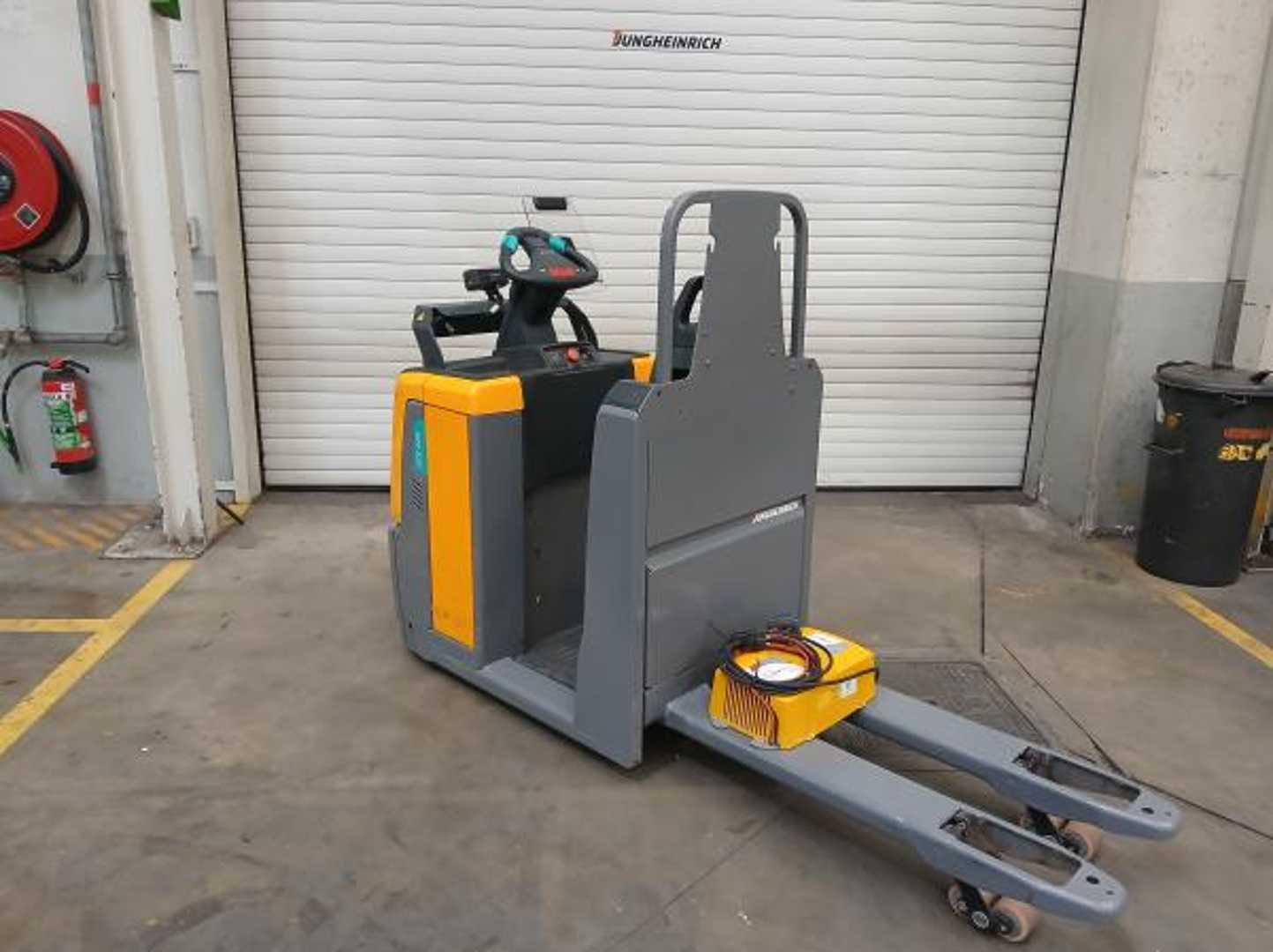 Used Forklift Jungheinrich ECE 225 1150 Gājēju krautņotāja vadītāja stāvplatforma (vai līdzbraucēja platforma) (Image 3) Used Forklift Jungheinrich ECE 225 1150 Gājēju krautņotāja vadītāja stāvplatforma (vai līdzbraucēja platforma) (Image 3)