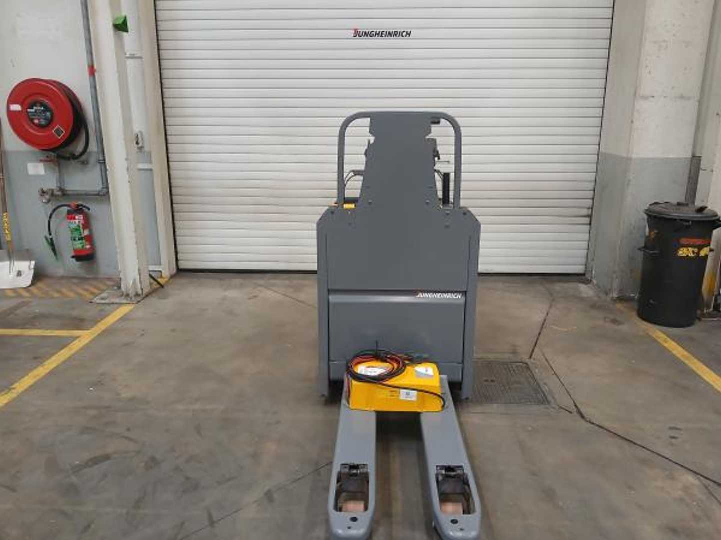 Used Forklift Jungheinrich ECE 225 1150 Gājēju krautņotāja vadītāja stāvplatforma (vai līdzbraucēja platforma) (Image 5) Used Forklift Jungheinrich ECE 225 1150 Gājēju krautņotāja vadītāja stāvplatforma (vai līdzbraucēja platforma) (Image 5)