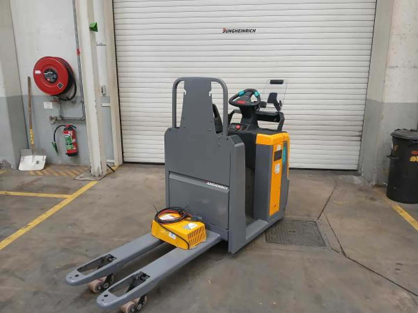 Used Forklift Jungheinrich ECE 225 1150 Gājēju krautņotāja vadītāja stāvplatforma (vai līdzbraucēja platforma) (Image 6) Used Forklift Jungheinrich ECE 225 1150 Gājēju krautņotāja vadītāja stāvplatforma (vai līdzbraucēja platforma) (Image 6)