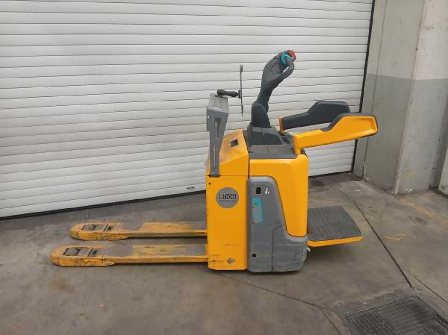 Used Forklift Jungheinrich ERE 225 Li KP 115-54 Gājēju krautņotāja vadītāja stāvplatforma (vai līdzbraucēja platforma) (Image 5) Used Forklift Jungheinrich ERE 225 Li KP 115-54 Gājēju krautņotāja vadītāja stāvplatforma (vai līdzbraucēja platforma) (Image 5)