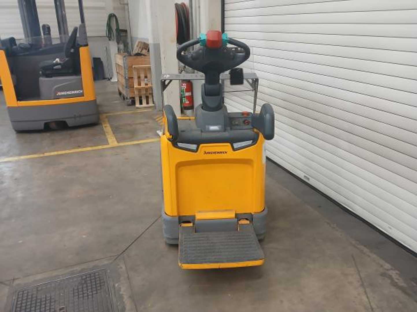 Used Forklift Jungheinrich ERE 225 Li KP 115-54 Gājēju krautņotāja vadītāja stāvplatforma (vai līdzbraucēja platforma) (Image 8) Used Forklift Jungheinrich ERE 225 Li KP 115-54 Gājēju krautņotāja vadītāja stāvplatforma (vai līdzbraucēja platforma) (Image 8)
