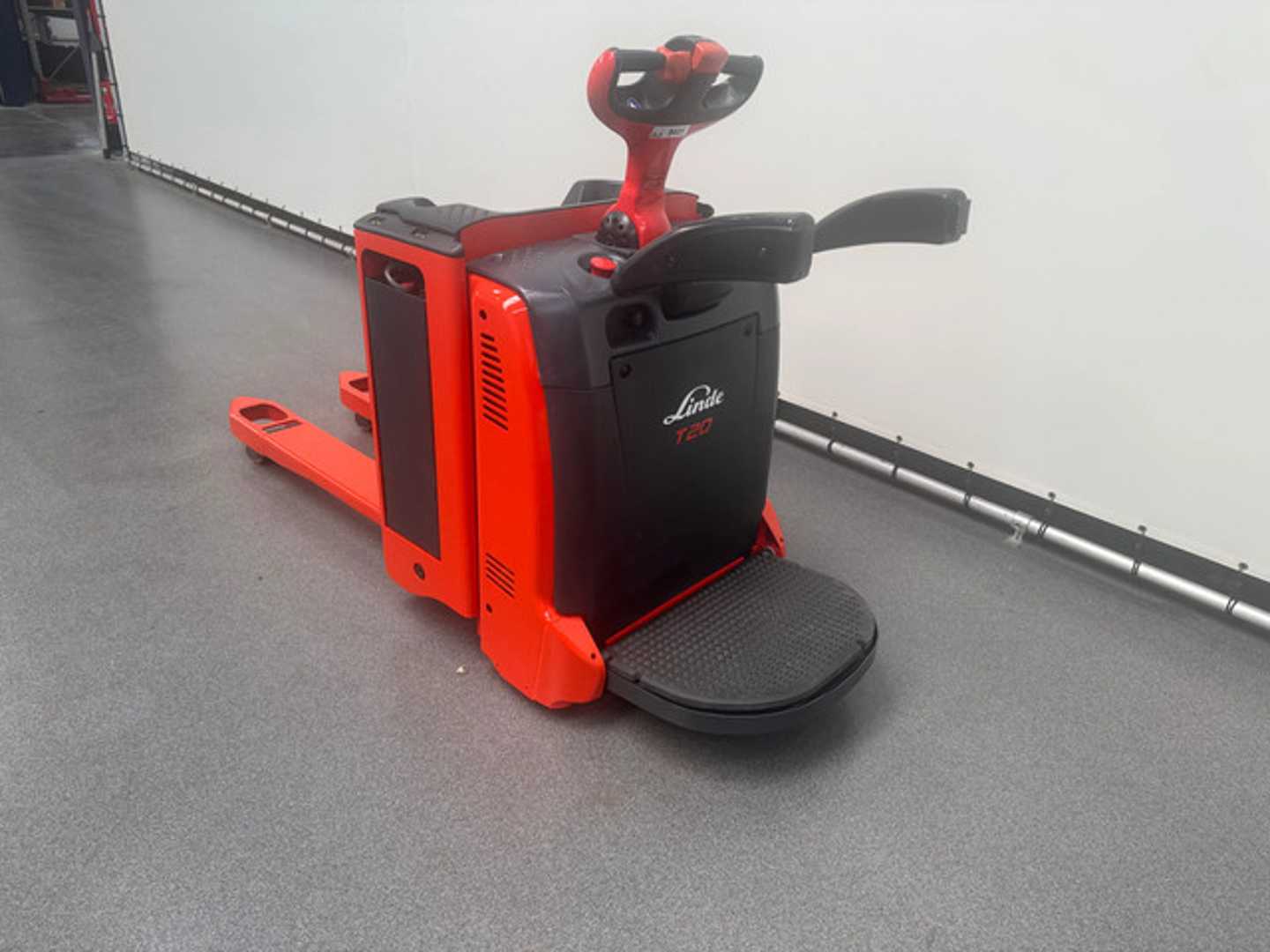 Used Forklift Linde T20 T 20 AP Gājēju krautņotāja vadītāja stāvplatforma (vai līdzbraucēja platforma) (Image 2) Used Forklift Linde T20 T 20 AP Gājēju krautņotāja vadītāja stāvplatforma (vai līdzbraucēja platforma) (Image 2)