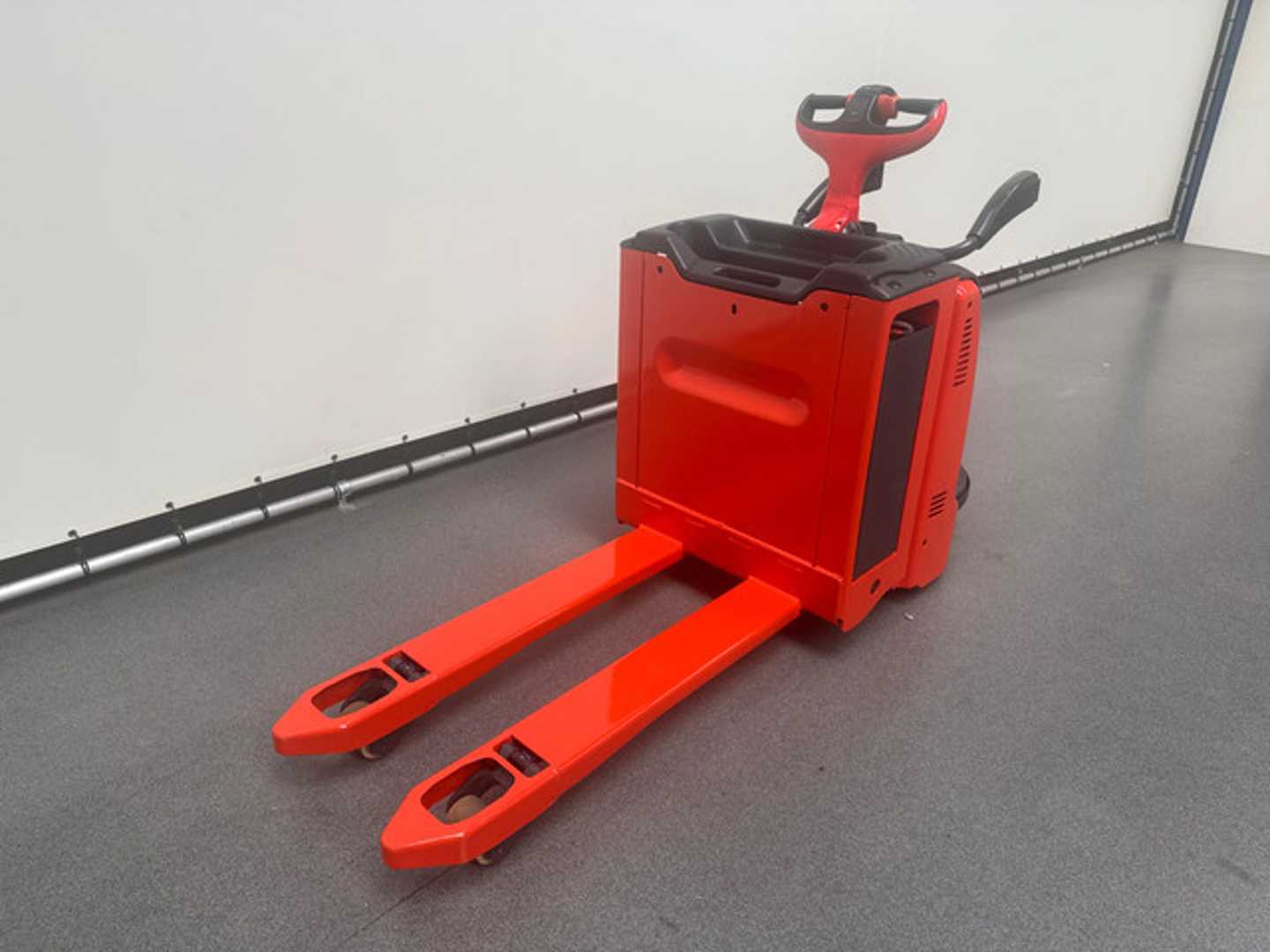 Used Forklift Linde T20 T 20 AP Gājēju krautņotāja vadītāja stāvplatforma (vai līdzbraucēja platforma) (Image 5) Used Forklift Linde T20 T 20 AP Gājēju krautņotāja vadītāja stāvplatforma (vai līdzbraucēja platforma) (Image 5)