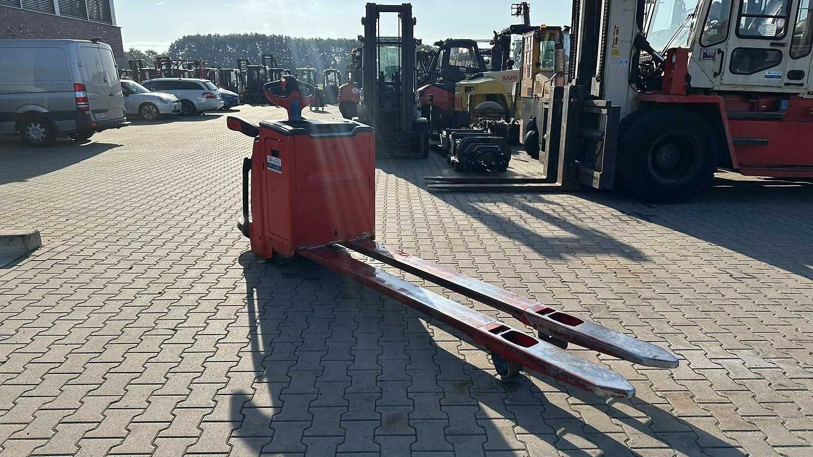 Used Forklift Linde T 20 AP Gājēju krautņotāja vadītāja stāvplatforma (vai līdzbraucēja platforma) (Image 3) Used Forklift Linde T 20 AP Gājēju krautņotāja vadītāja stāvplatforma (vai līdzbraucēja platforma) (Image 3)