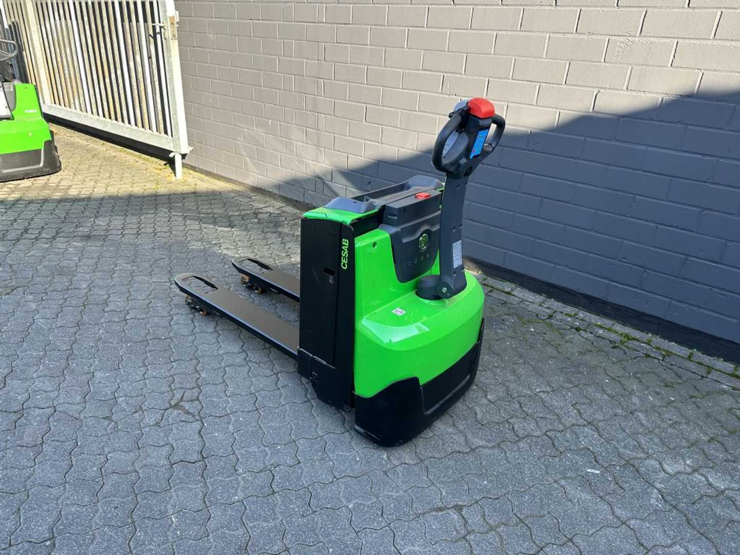Used Forklift Cesab P216 Gājēju krautņotājs ar dīseli (Image 2) Used Forklift Cesab P216 Gājēju krautņotājs ar dīseli (Image 2)