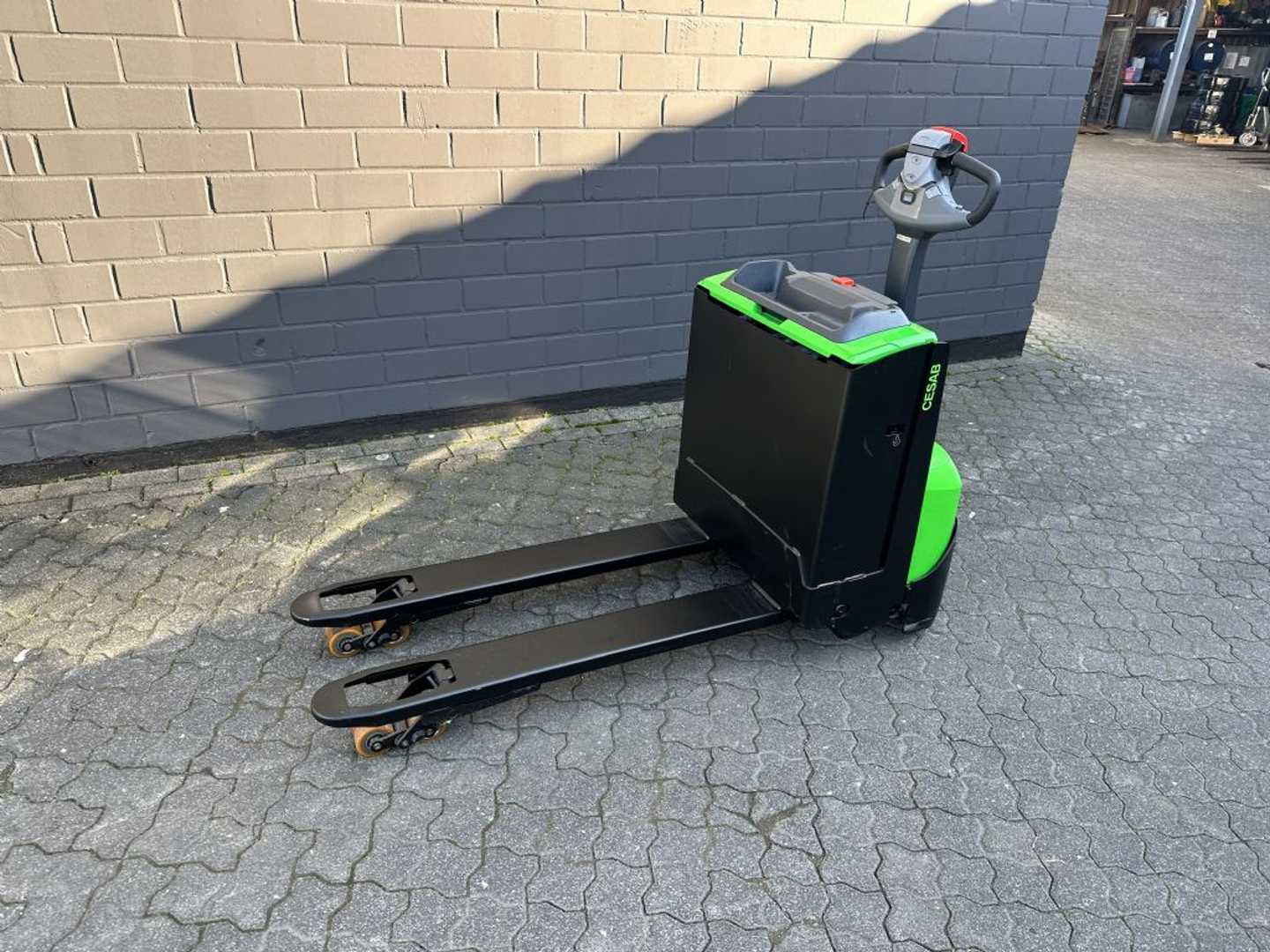 Used Forklift Cesab P216 Gājēju krautņotājs ar dīseli (Image 3) Used Forklift Cesab P216 Gājēju krautņotājs ar dīseli (Image 3)