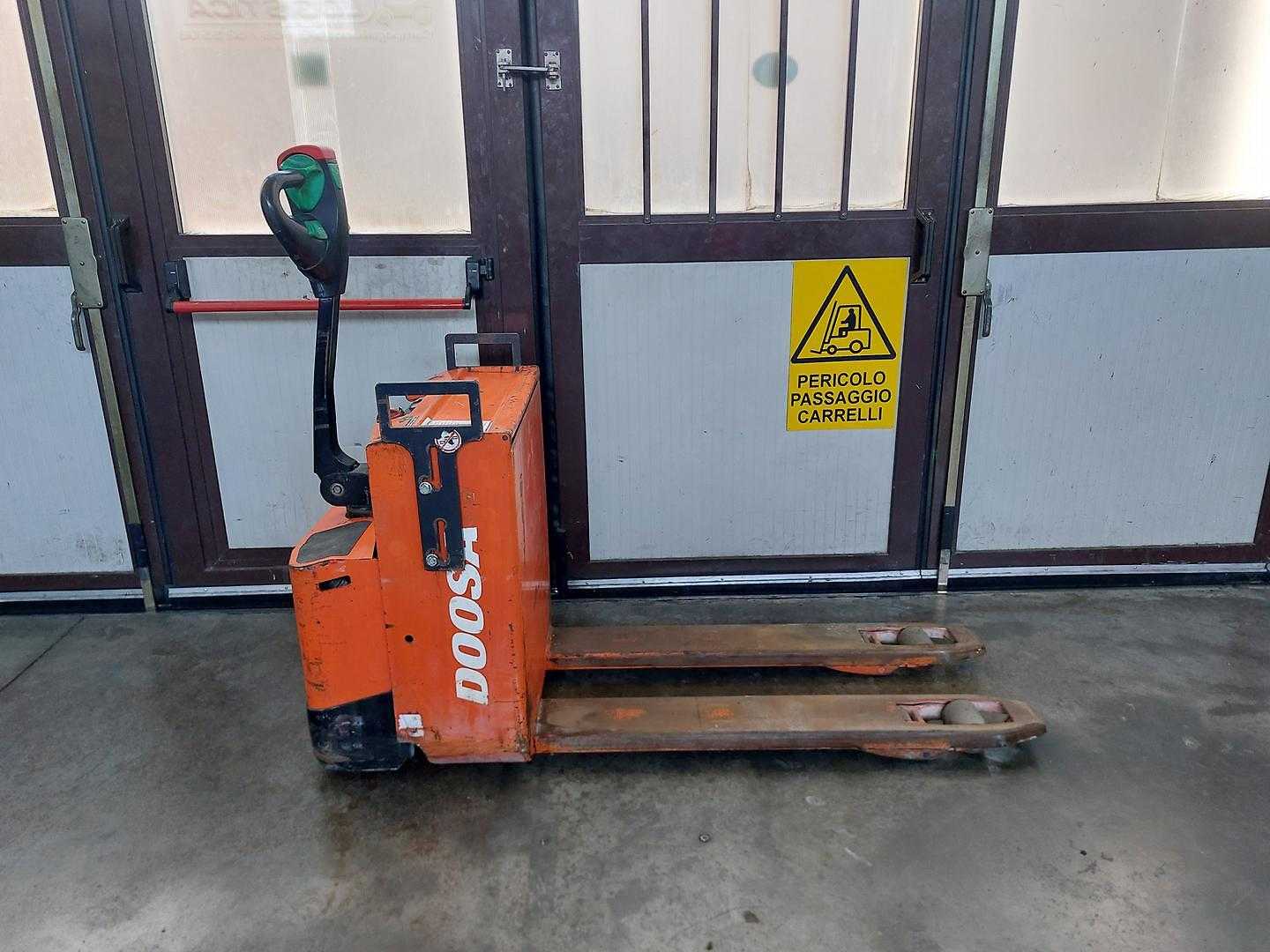 Used Forklift Doosan LEDH20M Gājēju krautņotājs ar dīseli (Image 1) Used Forklift Doosan LEDH20M Gājēju krautņotājs ar dīseli (Image 1)