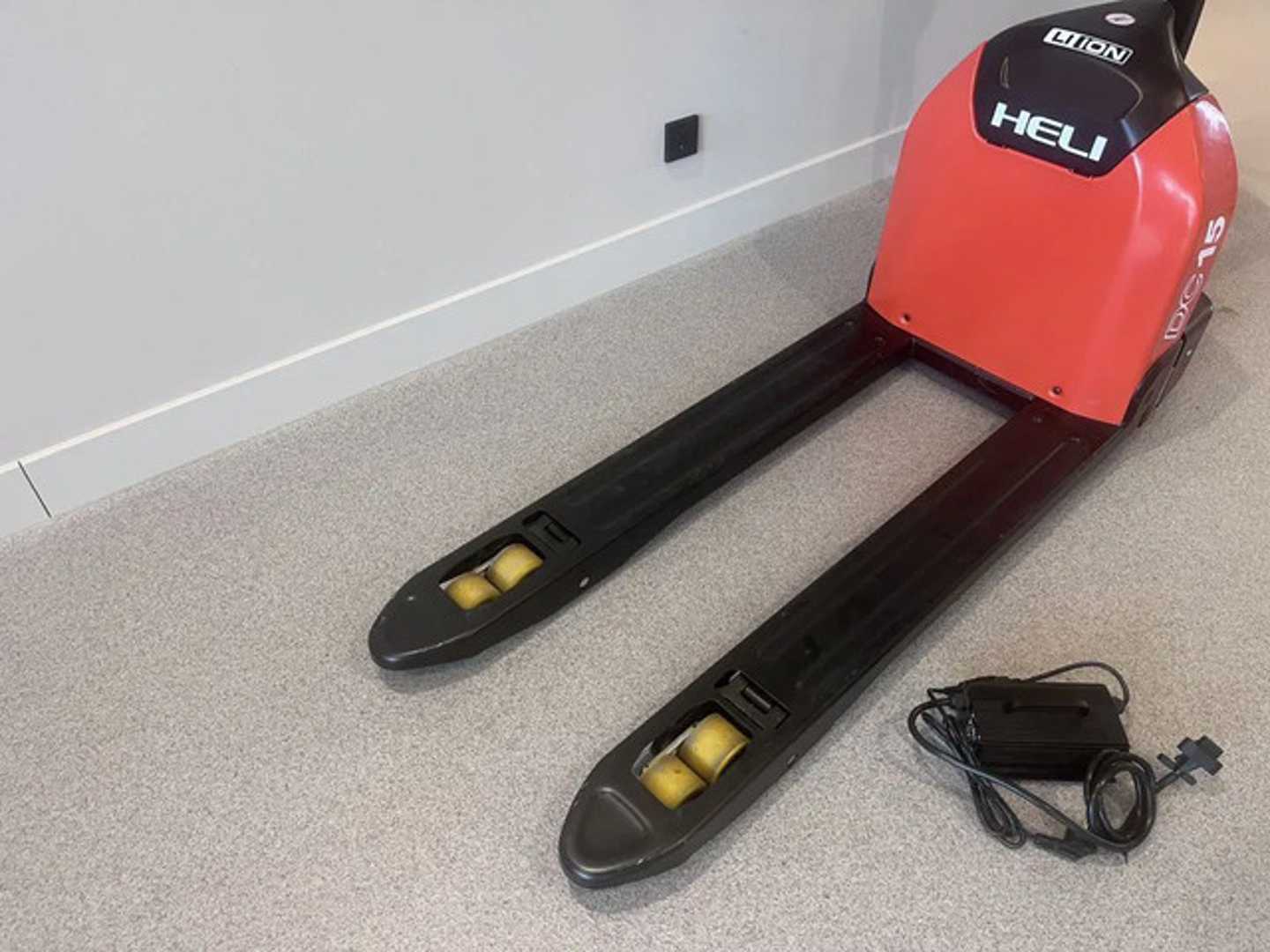 Used Forklift Heli CBD15J-LI3 elektrische palletwagen lithium-ion nieuw Gājēju krautņotājs ar dīseli (Image 5) Used Forklift Heli CBD15J-LI3 elektrische palletwagen lithium-ion nieuw Gājēju krautņotājs ar dīseli (Image 5)
