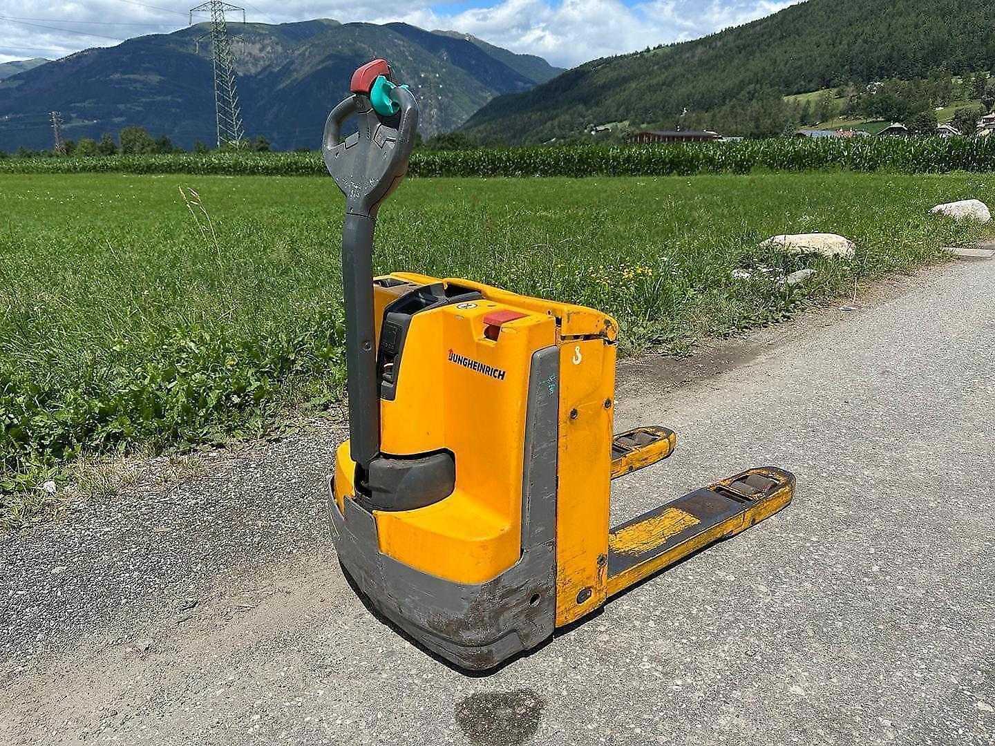 Used Forklift Jungheinrich EJE 118i Gājēju krautņotājs ar dīseli (Image 1) Used Forklift Jungheinrich EJE 118i Gājēju krautņotājs ar dīseli (Image 1)