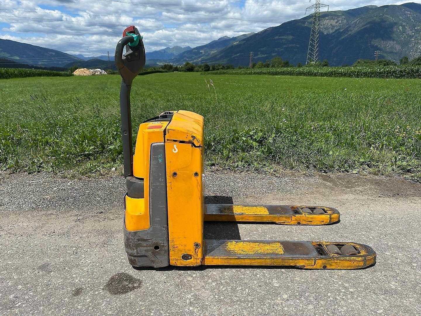 Used Forklift Jungheinrich EJE 118i Gājēju krautņotājs ar dīseli (Image 2) Used Forklift Jungheinrich EJE 118i Gājēju krautņotājs ar dīseli (Image 2)