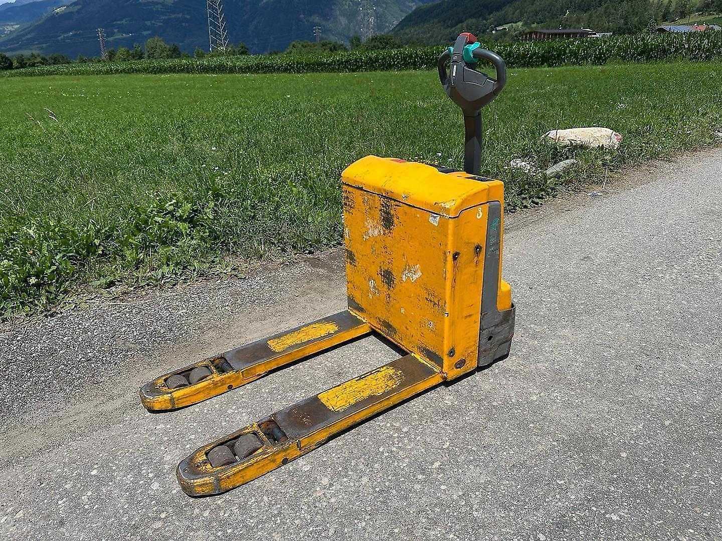 Used Forklift Jungheinrich EJE 118i Gājēju krautņotājs ar dīseli (Image 4) Used Forklift Jungheinrich EJE 118i Gājēju krautņotājs ar dīseli (Image 4)