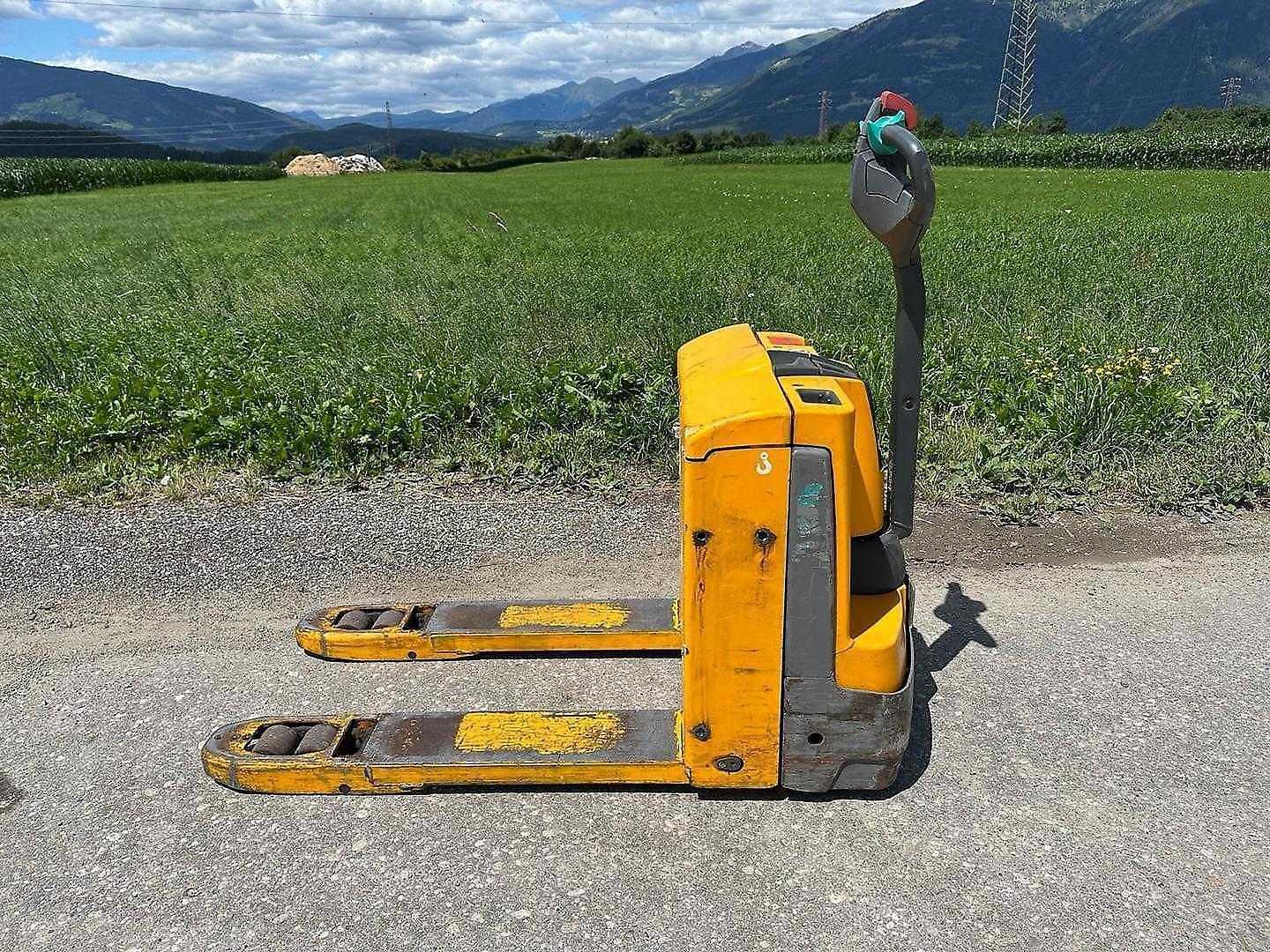 Used Forklift Jungheinrich EJE 118i Gājēju krautņotājs ar dīseli (Image 5) Used Forklift Jungheinrich EJE 118i Gājēju krautņotājs ar dīseli (Image 5)