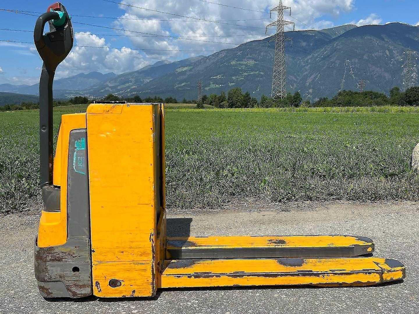 Used Forklift Jungheinrich EJE C20i Gājēju krautņotājs ar dīseli (Image 2) Used Forklift Jungheinrich EJE C20i Gājēju krautņotājs ar dīseli (Image 2)